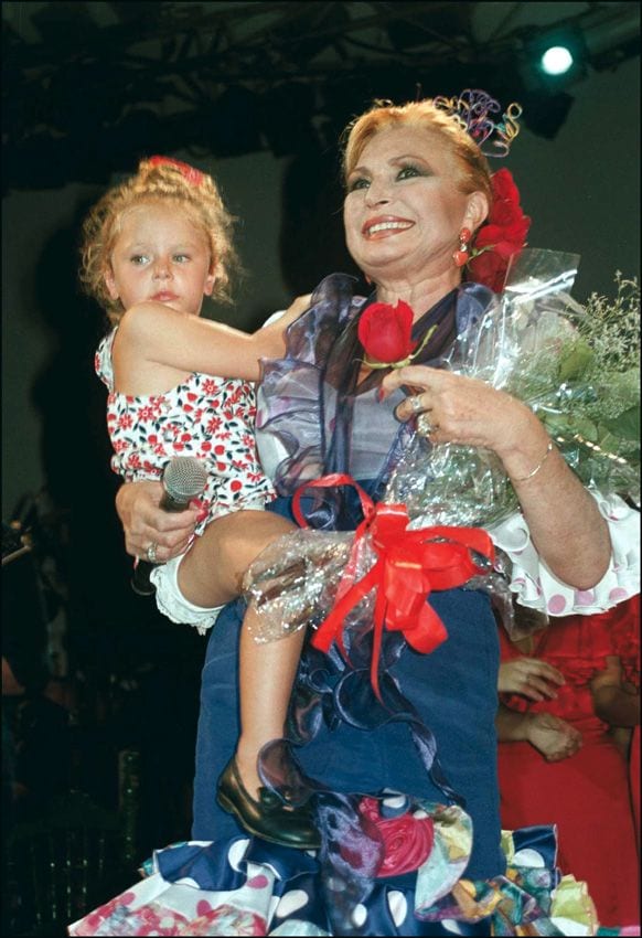 Rocío Flores con su abuela