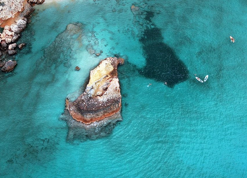 Kayak junto a cala Tarida en Ibiza