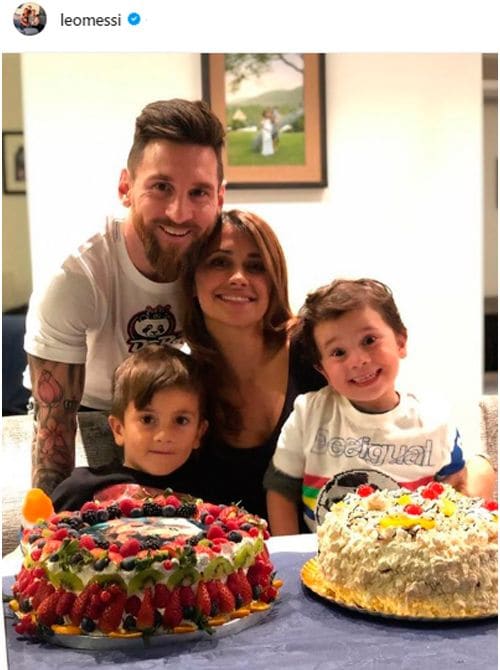 Messi y su esposa Antonella con sus hijos