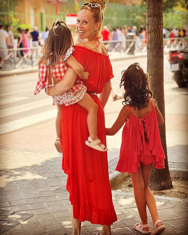 María Castro con sus niñas