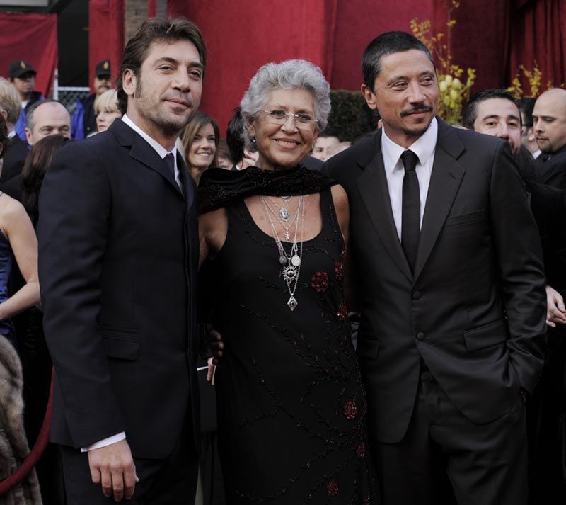 Javier Bardem, su madre Pilar y su hermano Carlos en los Oscar 2008