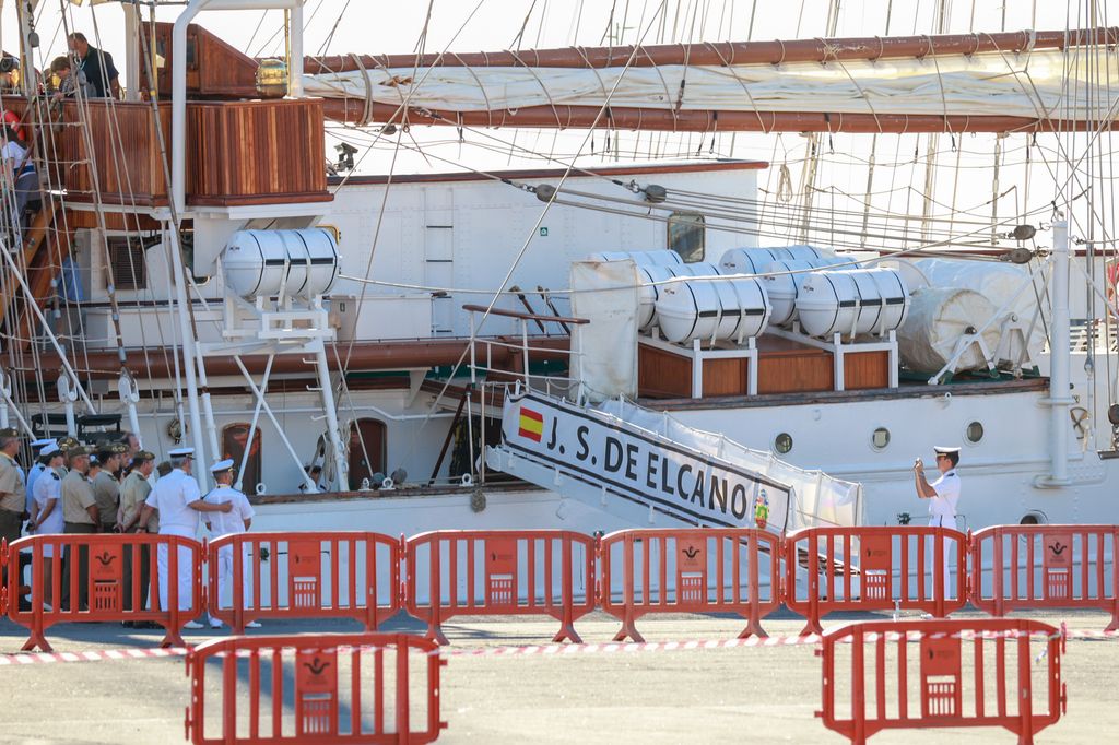 Elcano abandona Tenerife 