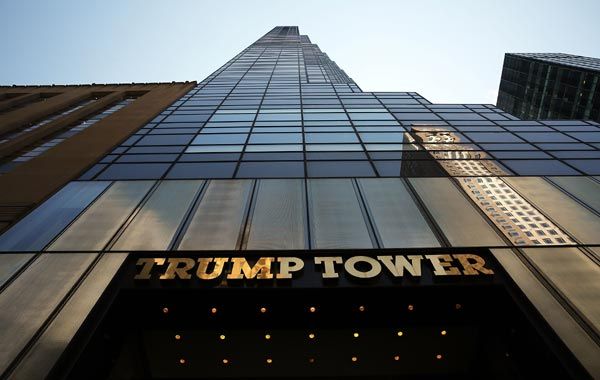 La Torre Trump está situada en la Quinta Avenida, concretamente el número 721, y el edificio, uno de los más representativos de la ciudad, se construyó en 1983
