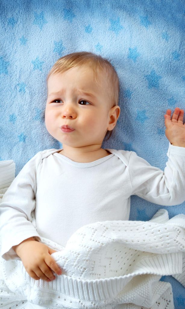 Niño recién levantado enfadado