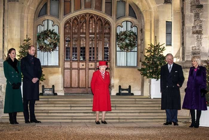 Isabel II y el príncipe Carlos pasean por Windsor