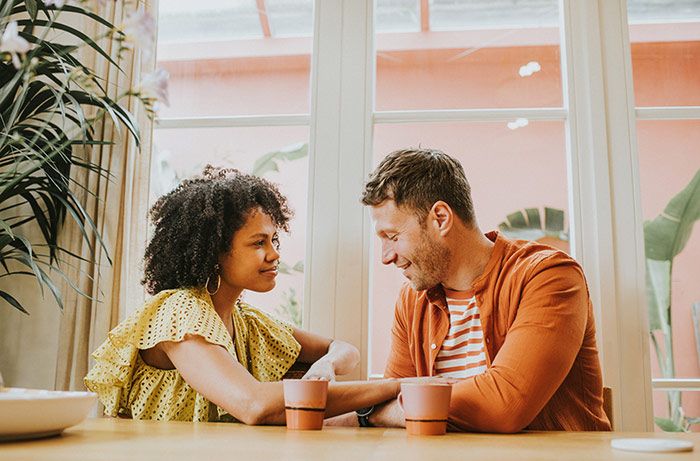 pareja tomando un café