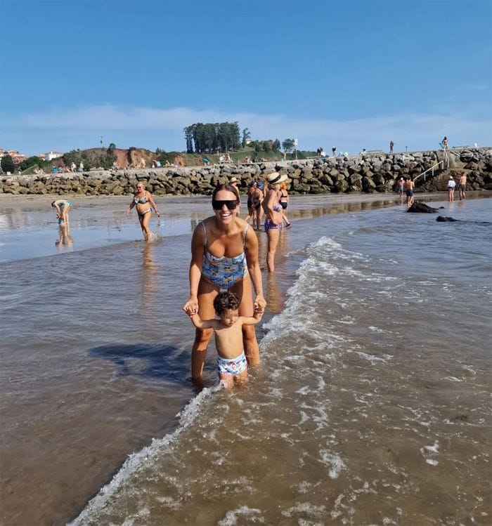 Paula Echevarría con su hijo en la playa