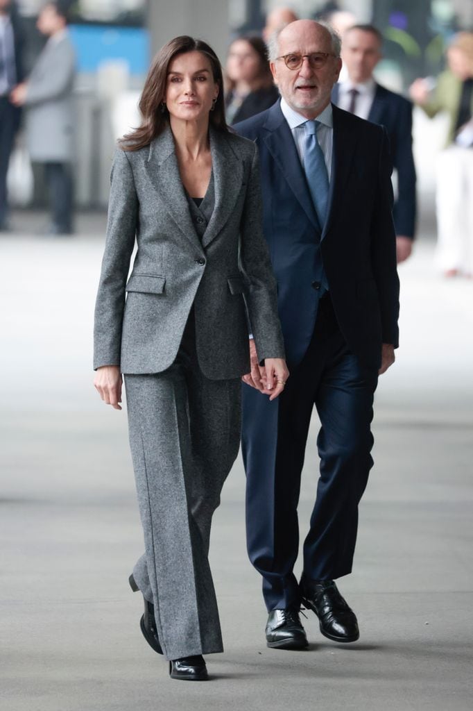 La reina Letizia con traje gris