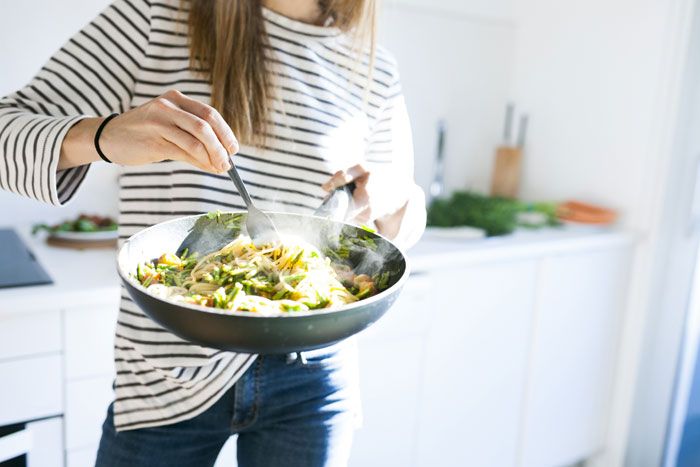 mujer cocinando