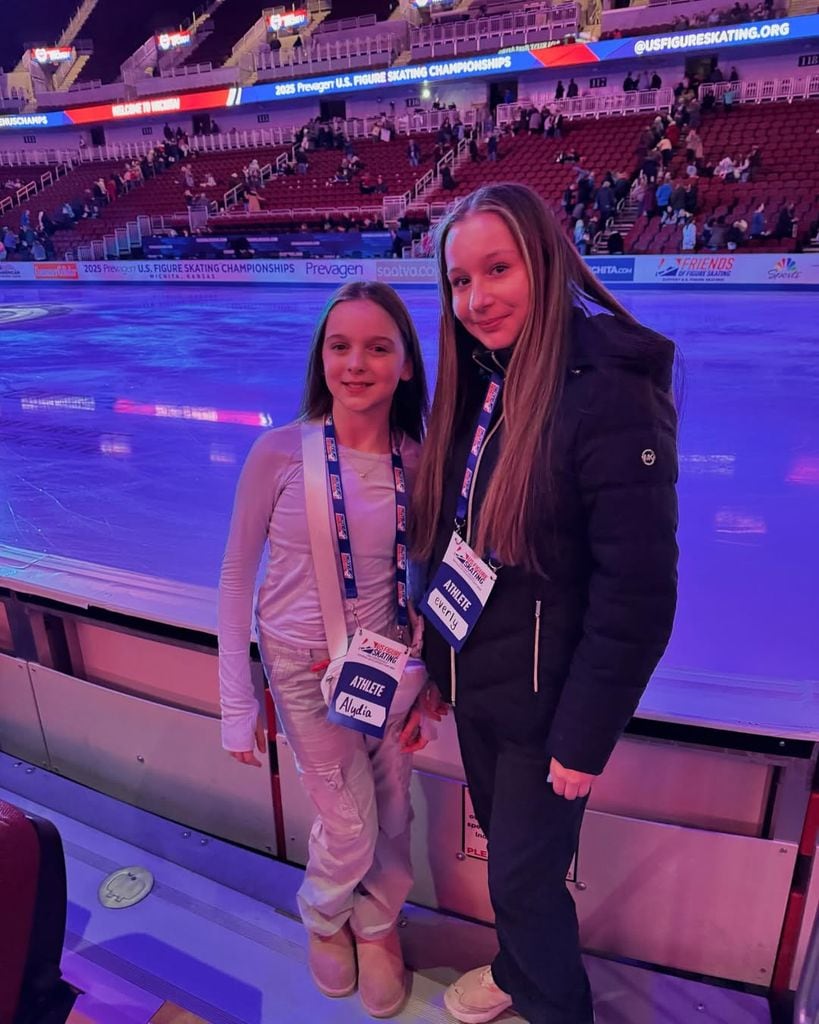 Las hermanas Everly y Alydia Livingston, de 14 y 11 años, dos apasionadas del patinaje artístico 