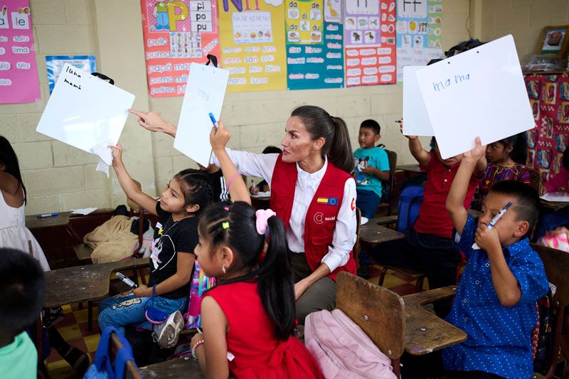 La reina con los niños 