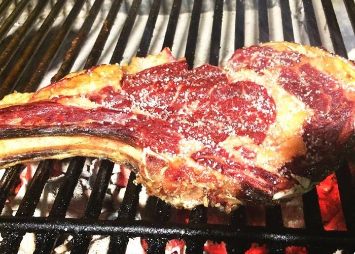 El chuletón es el plato estrella del restaurante 'Alameda', en Fuenmayor. Cocinado a la brasa, es una de las mejores carnes que se pueden comer en La Rioja.
