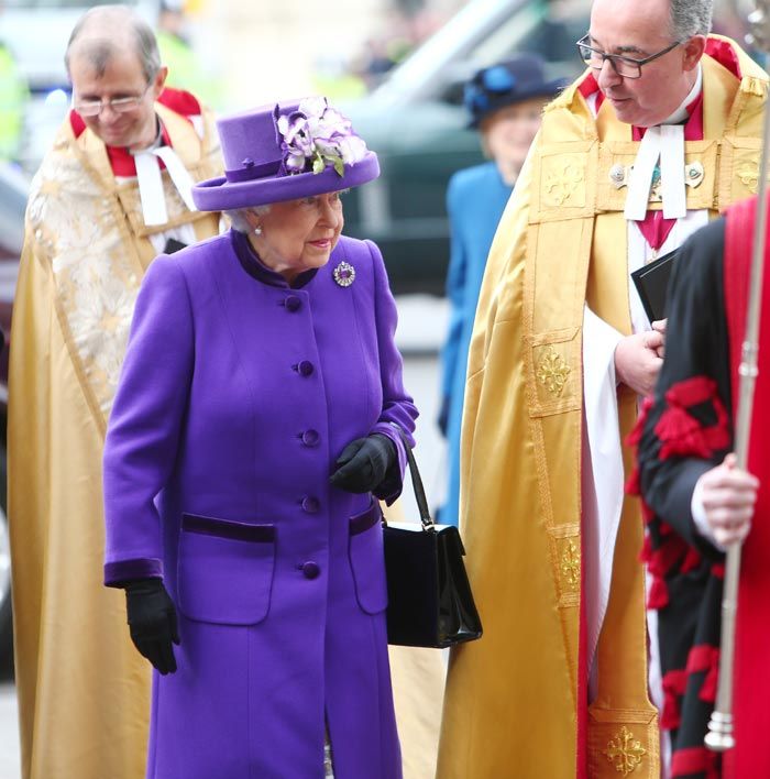 Isabel II tampoco asistió ayer al tradicional servicio religioso de Año Nuevo en Sandringham, a consecuencia del fuerte resfriado que persiste desde hace más de una semana
