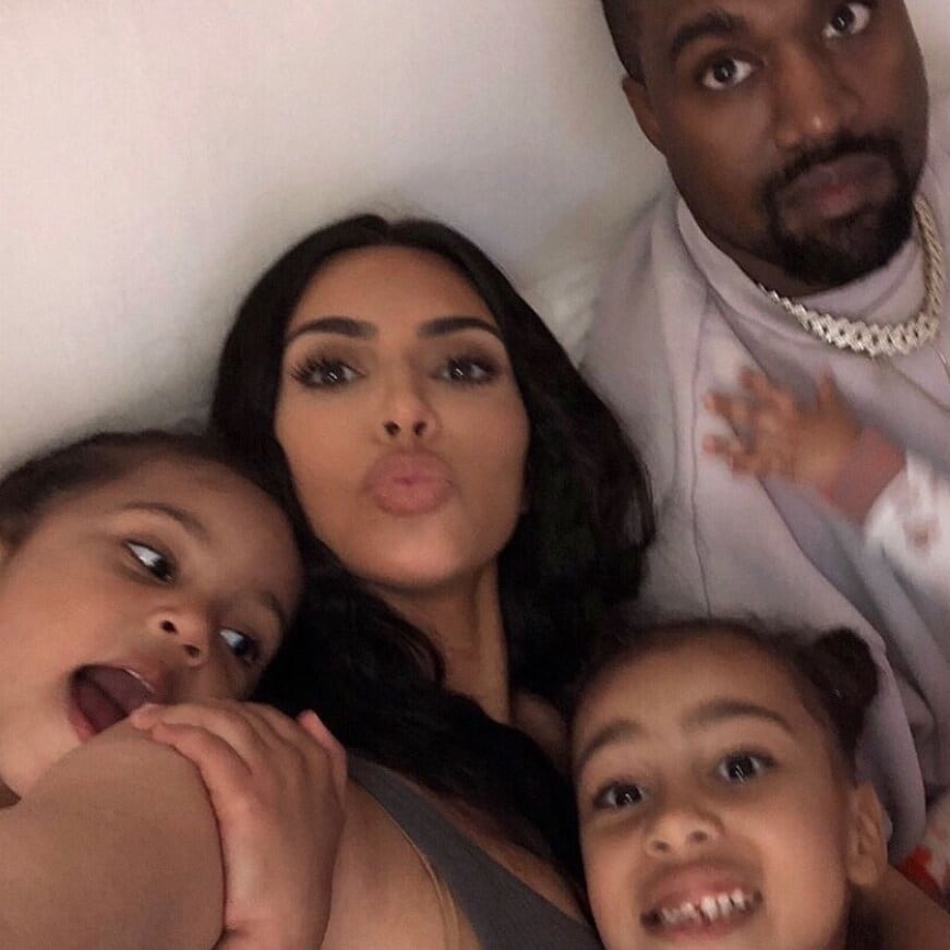Kim Kardashian con su esposo e hijos