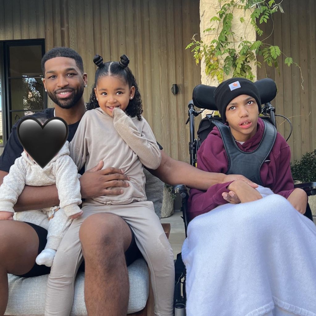 tristan thompson con sus hijos y su hermano amari