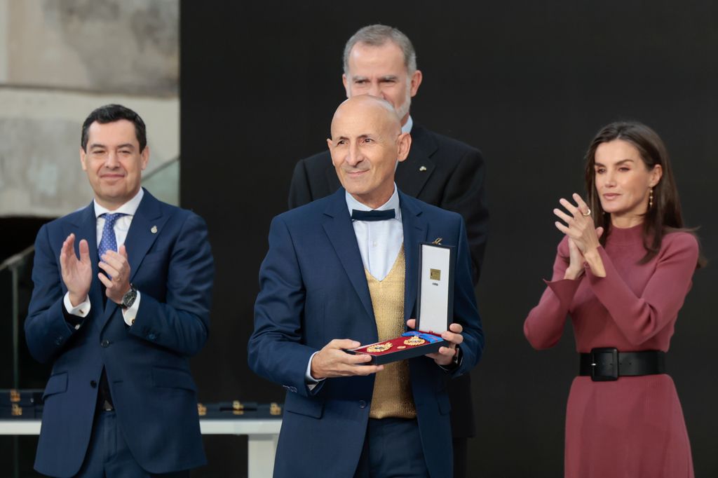 Reyes Felipe y Letizia con el disñeador Modesto LombaReyes Felipe y Letizia con el disñeador Modesto Lomba