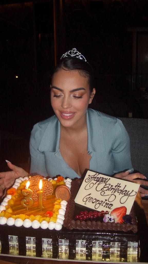 Georgina Rodríguez celebró con un tradicional pastel de cumpleaños.