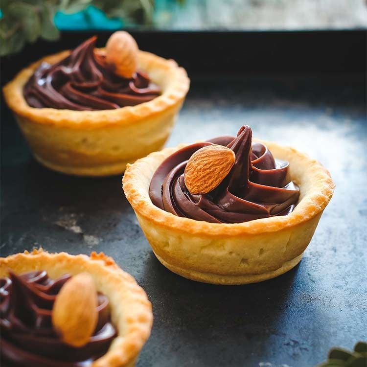 Tartaletas rellenas de 'ganache' de chocolate con almendras