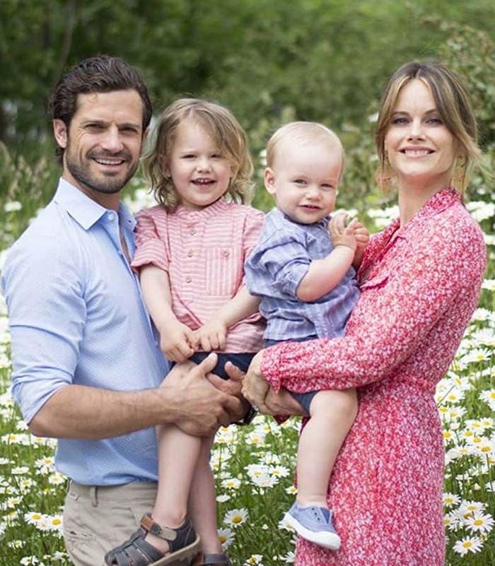 El principe Carlos Felipe y Sofía de Suecia junto a sus dos hijos