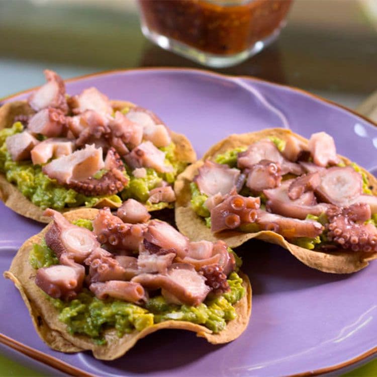 Tacos de pulpo sobre guacamole