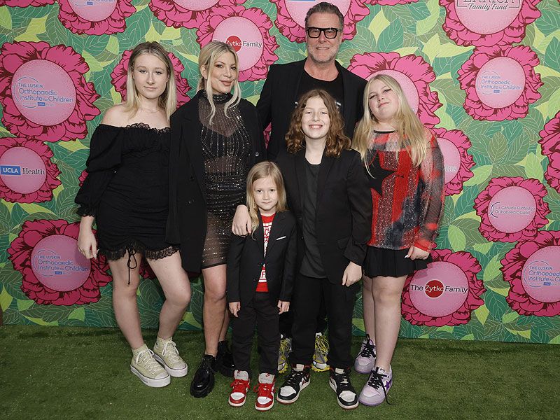 Tori Spelling  y Dean McDermott con sus hijos 