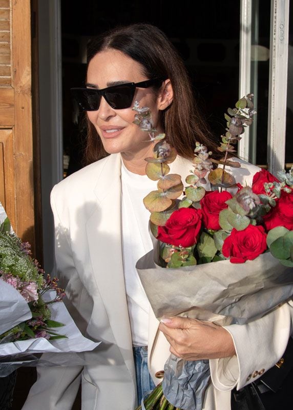 La diseñadora con un ramo de flores