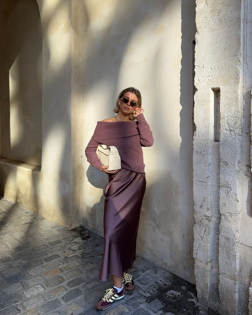 Plano entero de Andrea Noguero  con Total look morado con jersey bardot y falda satinada