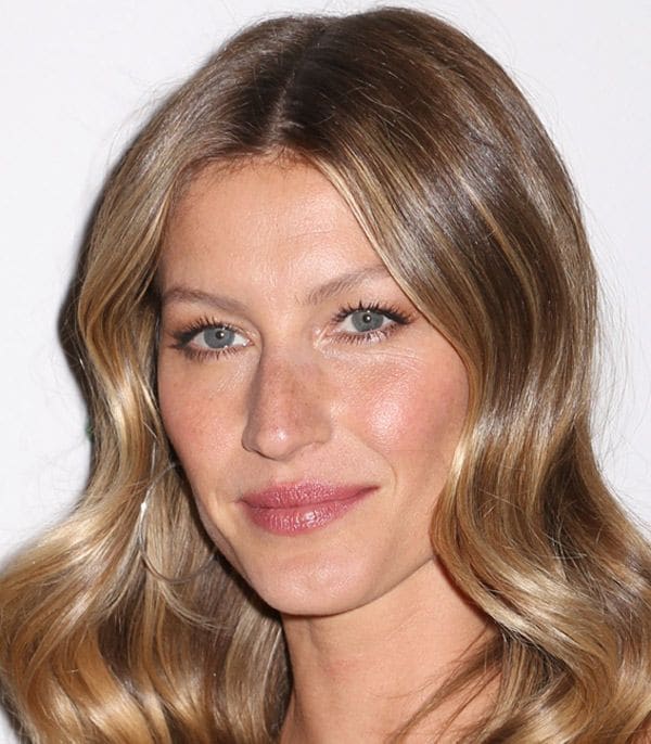 Gisele Bündchen siempre apuesta por looks muy naturales y bases de maquillaje ultraligeras que dejan al descubierto sus pecas
