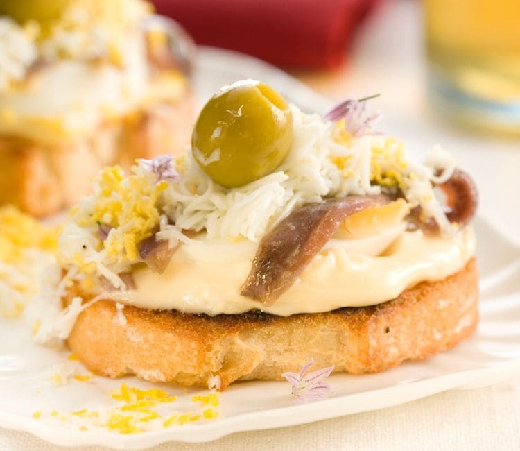 Pincho de anchoa con mayonesa, huevo duro y aceituna