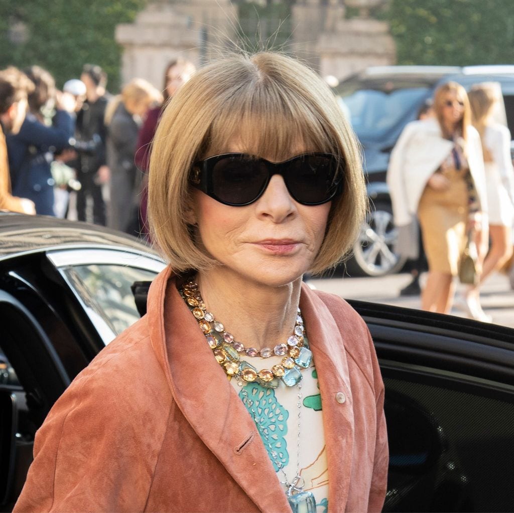 anna wintour wears sunglasses and sweatpants to work from home and the internet freaks out