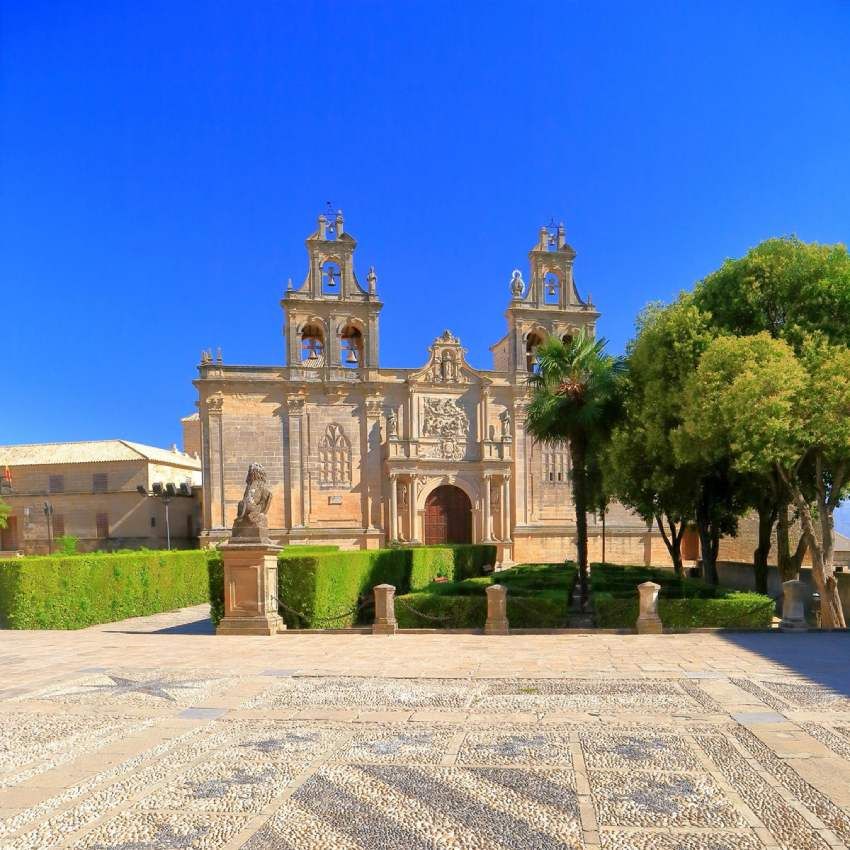 santa maria de los reales alcazares y playa en beda jaen