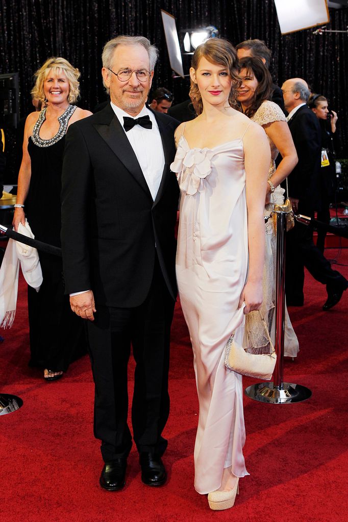 Destry Allyn Spielberg y su padre Steven Spielberg en los Oscar, 2011