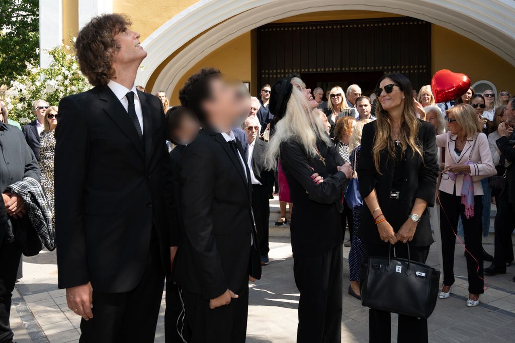 Francisco Ortiz, Gunila Von Bismarck y otros miembros de la familia salen del funeral de Luis Ortiz. 