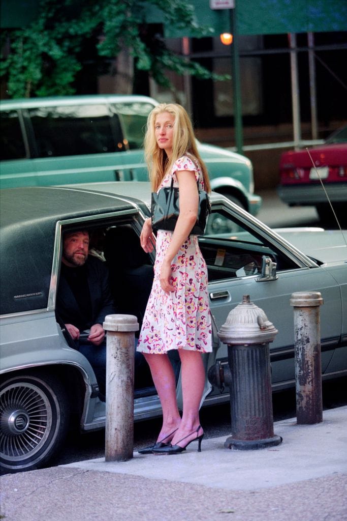 Carolyn Bessette con vestido estampado de Chanel en Nueva York, 1996