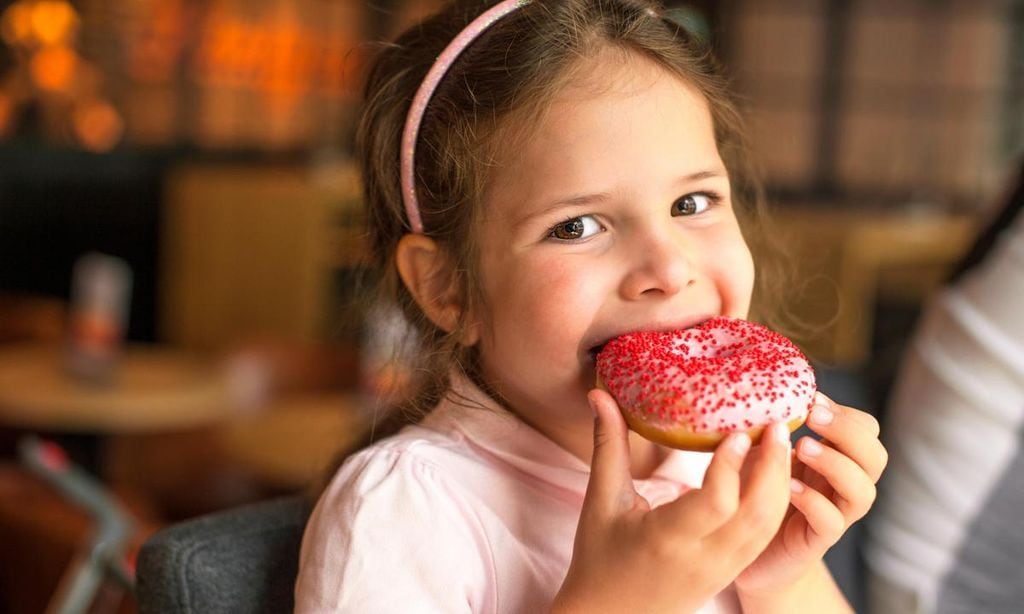 ni a comiendo donut