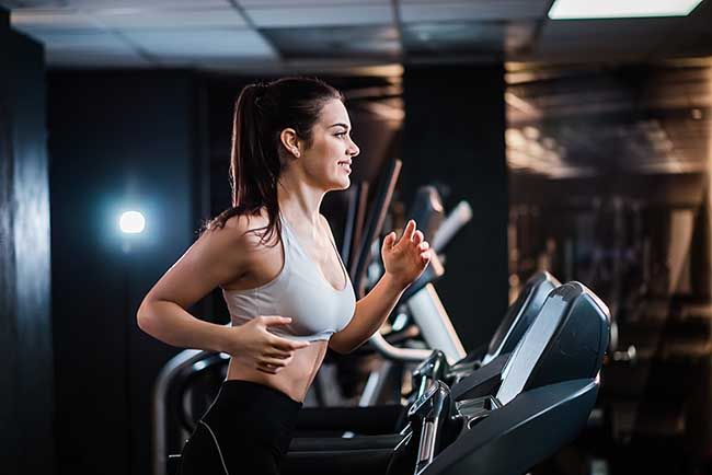 Estas son las diferencias entre correr en el gimnasio o al aire libre