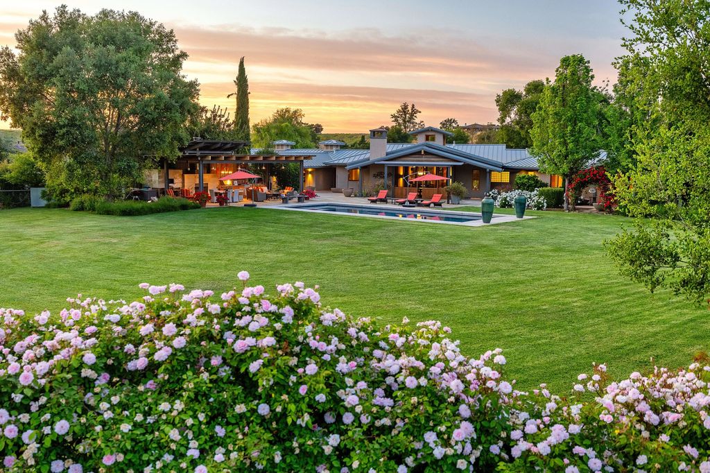 Jardín del rancho que acaba de vender el viudo de Olivia Newton-John, John Easterling