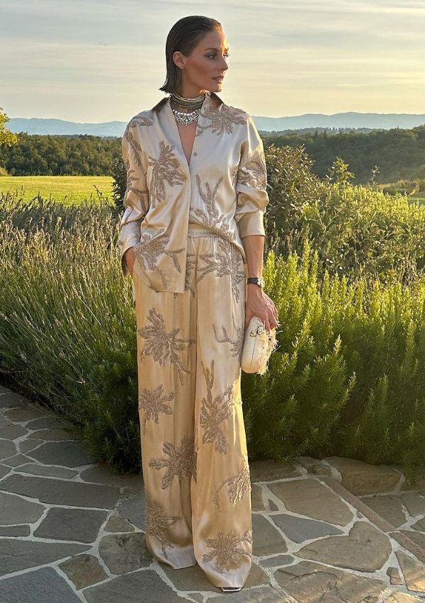 Olivia Palermo con pantalón y camisa satinada en Italia