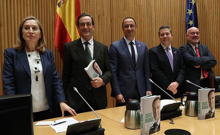 José Bono, arropado por su exmujer e hijos en la presentación de libro