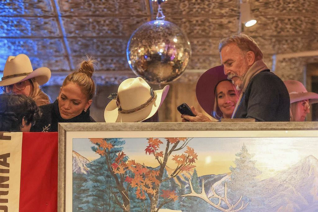 Jennifer Lopez y Kevin Costner fueron vistos pasando el rato en la icónica tienda Kemo Sabe, en Apsen, Colorado, el 27 de diciembre de 2024.