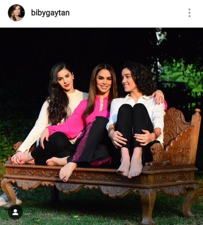 Bibi Gaytán y sus dos hijas