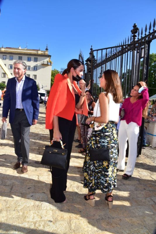 Cayetana Rivera y Vicky Martín Berrocal: el cariñoso reenuentro de dos amigas en la Maestranza