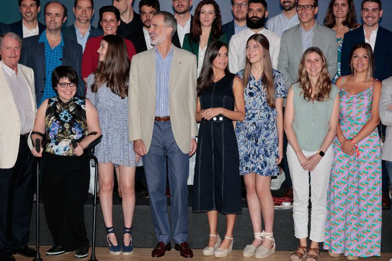 Reyes Felipe y Letizia con sus hijas y con los premiados de la Fundación Princesa de Girona 