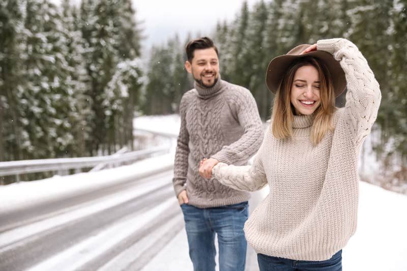 pareja paseo invierno