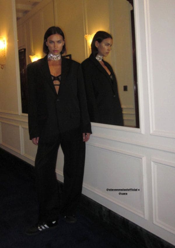 Irina Shayk con traje negro de Zara en Milán