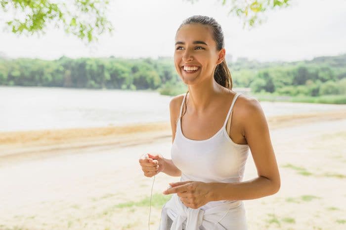 mujer deportista sonriendo