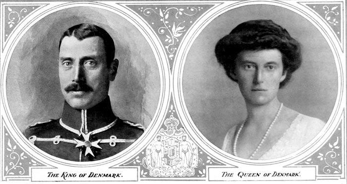 Cristián de Dinamarca, primogénito del rey Federico VIII (1843-1912) y de Luisa de Suecia (1851-1926) y Alejandrina, hija del gran duque Federico Francisco III (1851-1897) de Mecklenbug- Schwerin y de la gran duquesa Anastasia Mijáilovna Románova (1860-1922)
