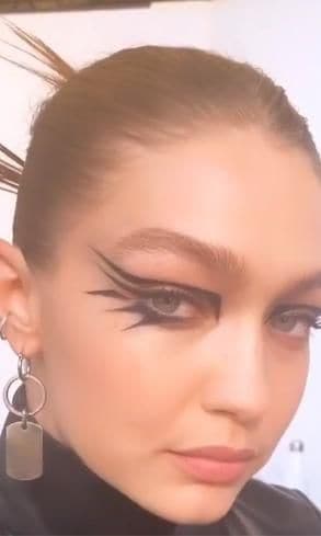 gigi hadid se suma a la tendencia del graphic eyeliner