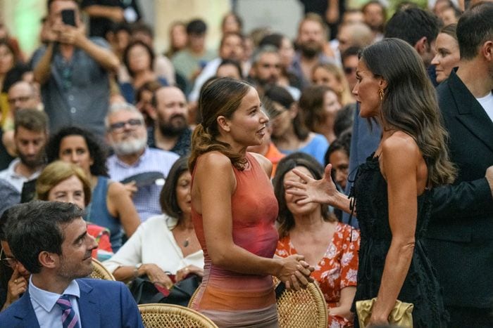 El cariñoso encuentro de la Reina con la actriz Irene Escolar en Palma