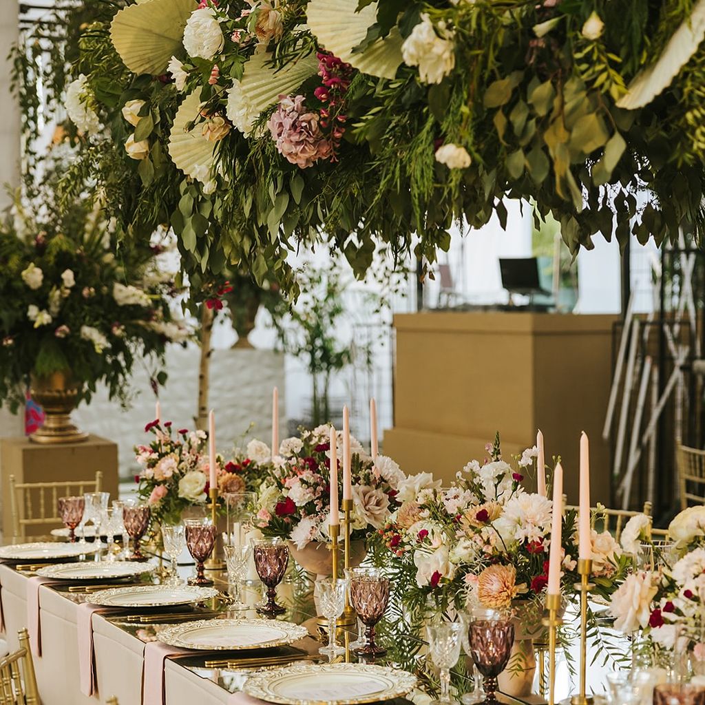 Decoración de bodas América Latina flores verdes y burdeos